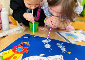 Dzieci malują farbami