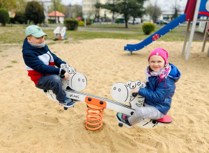 Zabawa i ruch na przedszkolnym placu zabaw