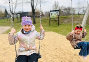 Dziewczynki na huśtawkach
