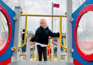 Dziewczynka na placu zabaw