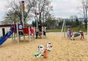 Zabawy na placu zabaw