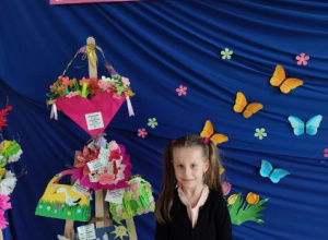 Dziewczynka ze swoją pracą