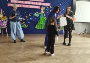 Dziewczynka odbiera nagrodę