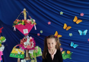 Dziewczynka ze swoją pracą