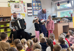 Dziewczynki podczas koncertu przebrane za kury