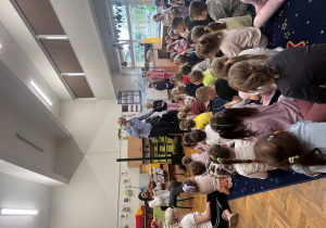 Dziewczynki podczas koncertu przebrane za kury