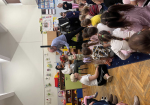 Chłopiec na środku udaje kogucika