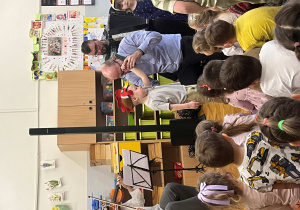 Chłopiec na środku udaje kogucika