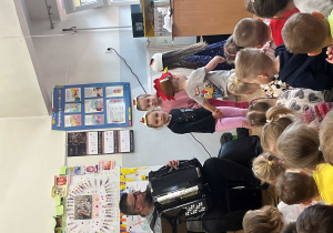 Kurki i kogut tańczą w kole