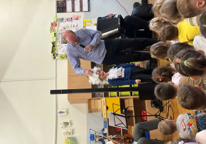 Chłopiec przebrany za kompozytora