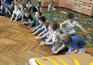 Przedszkolaki naśladują deszcz