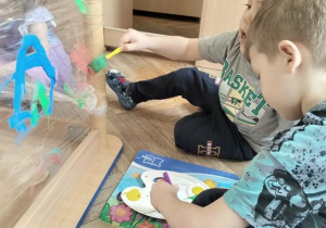 Chłopcy malują na folii