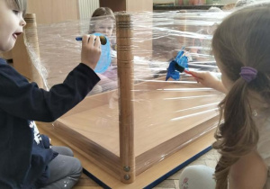 Dzieci malują na folii