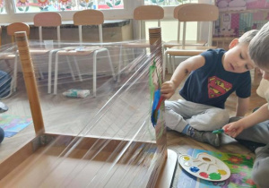 Dzieci malują na folii