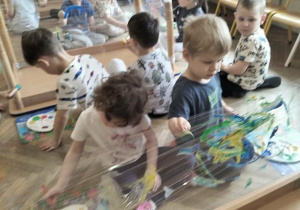 Przedszkolaki malują na folii