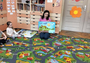 Nauczycielka prowadzi zajęcia