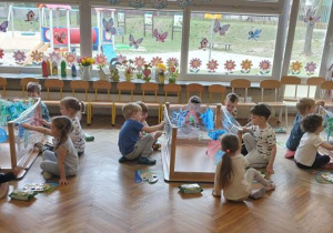 Przedszkolaki malują na folii