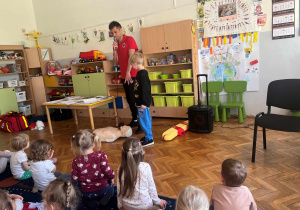 Ratownik pokazuje manekin do ćwiczeń