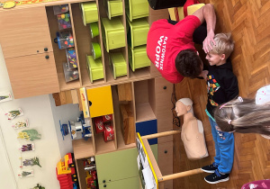 Ratownik pokazuje jak prawidłowo reagować