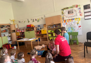 Ratownik pokazuje jak prawidłowo reagować