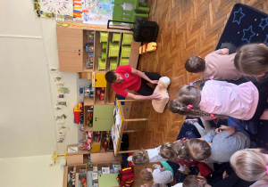 Ratownik pokazuje na manekinie jak robić sztuczne oddychanie