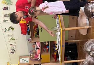 Dziewczynka robi eksperyment z jajkiem