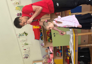 Dziewczynka robi eksperyment z jajkiem