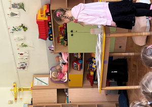 Dziewczynka robi eksperyment z jajkiem