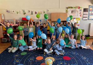 Dzieci z grupy Myśliciele podczas Dnia Ziemi