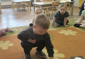 Chłopiec segreguje śmieci