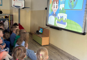 Dzieci oglądaja film edukacyjny