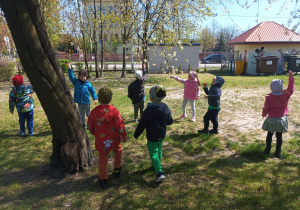 Dzieci podczas zabaw na świeżym powietrzu