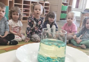 Dzieci ogladają eksperyment