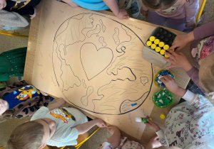 Dzieci wspólnie robią plakat