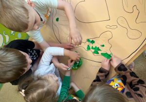 Dzieci wspólnie robią plakat