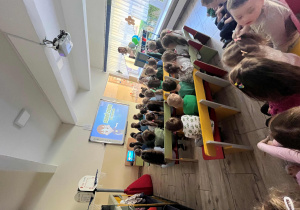 Dzieci oglądają bajkę edukacyjną