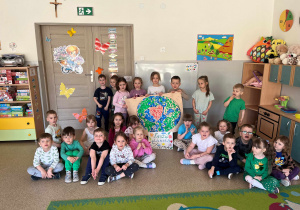 Dzieci z grupy Tropiciele z plakatem