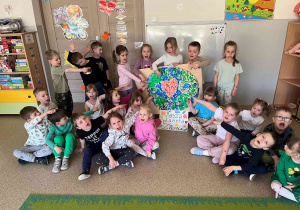 Dzieci z grupy Tropiciele z plakatem