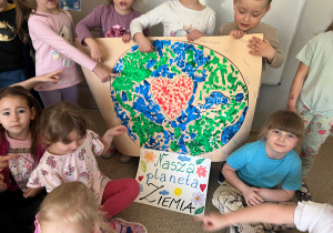 Dzieci z grupy Tropiciele z plakatem