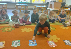 Chłopiec segreguje śmieci