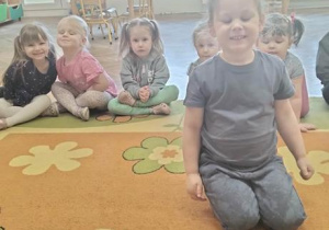 Chłopiec segreguje śmieci