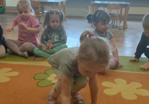 Dziewczynka segreguje odpady