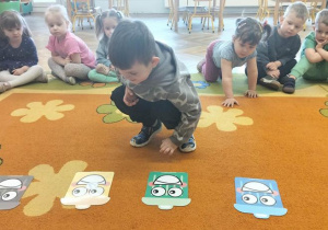 Chłopiec segreguje śmieci