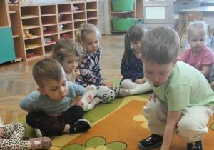 Chłopiec segreguje śmieci