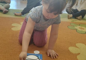 Dziewczynka segreguje odpady