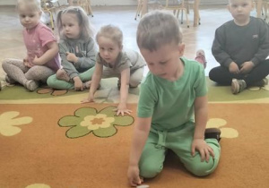 Chłopiec segreguje śmieci