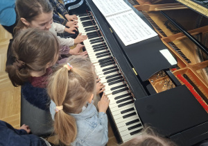 Dzieci podczas zajęć w szkole muzycznej