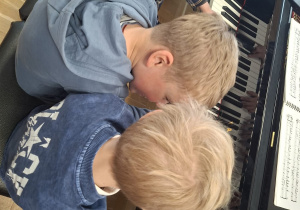 Dzieci podczas zajęć w szkole muzycznej