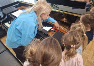 Dzieci podczas zajęć w szkole muzycznej