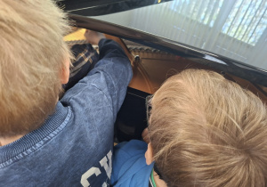 Dzieci podczas zajęć w szkole muzycznej